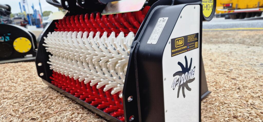 Verschiedene maschinen eines standes auf einer baumesse. Mit schaufelseparator und verschiedenen anbaugeräten