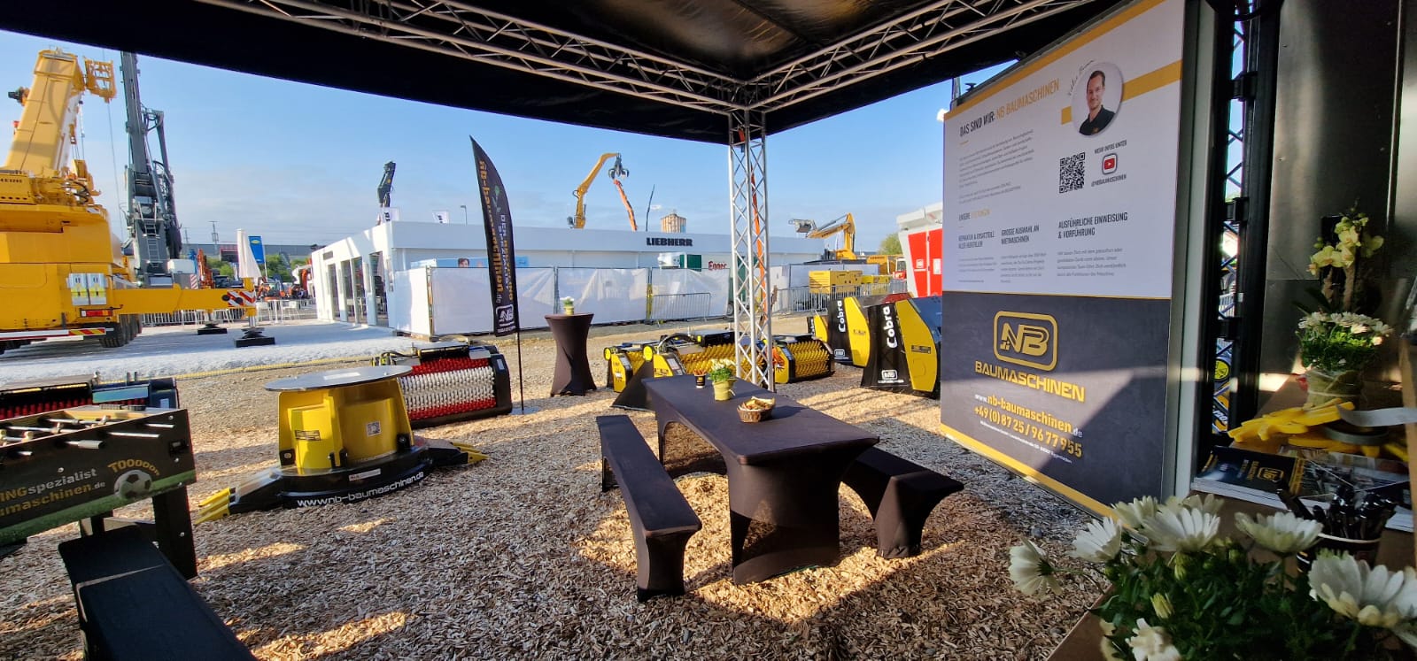 Verschiedene maschinen mit sitzbang eines standes auf einer baumesse.