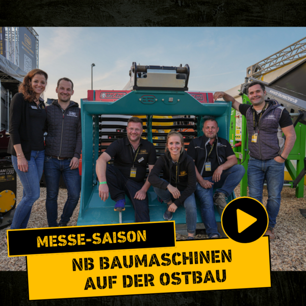 Gruppenbild von dem NB Baumaschinen Team auf einer Baumesse vor einem Schaufelseparator. Mit dem Text "NB Baumaschinen auf der Ostbau"