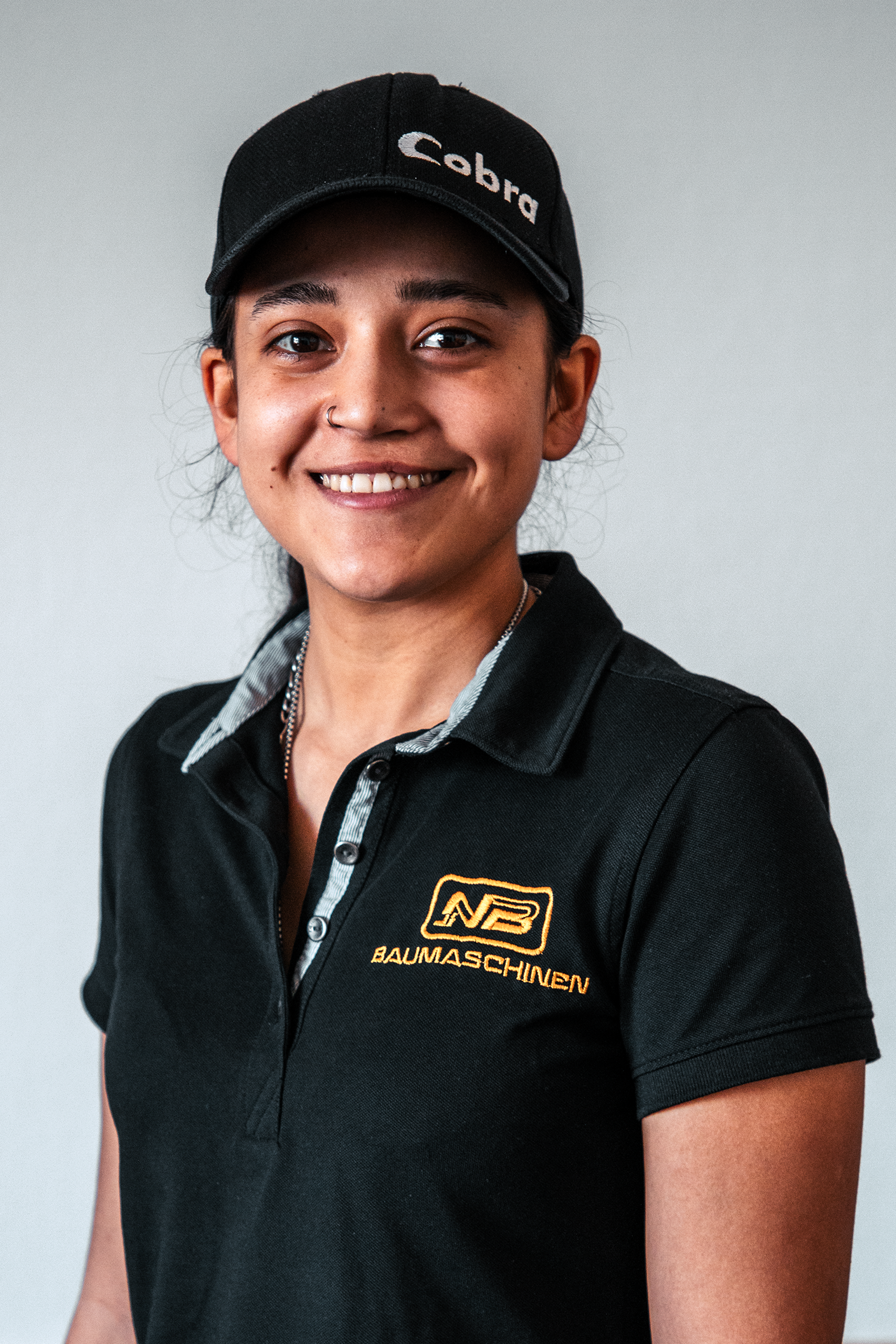 Mensch in einem schwarzen Polo-shirt