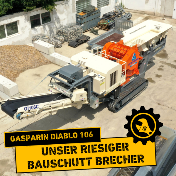 Ein Brecher, der von einer drohne aufgenommen wurde. Dieser Brecher, "Gasparin Diablo 106" ist beschriftet mit "unser riesiger Bauschutt Brecher"